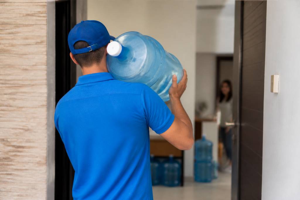 Entrega de agua em casa: como funciona e quais são as vantagens